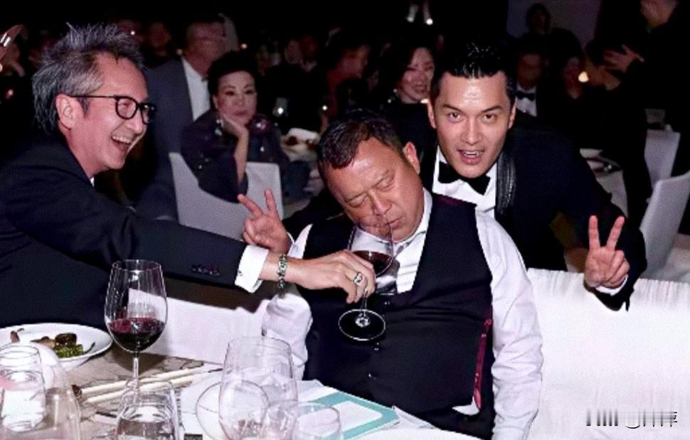 曾志伟这是没少喝阿闭着眼低着头什么都不知道了。