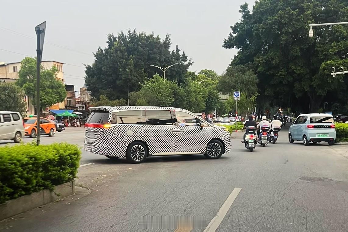 网传五菱的大块头MPV，目测不比GL8小。咋说呢，我不怀疑五菱在10万级MPV品