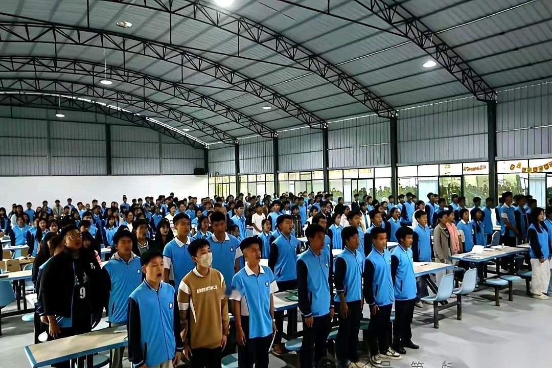 你看照片里这些娃，普普通通的中学生，跟咱们身边的小孩有啥区别？可人家的身份那一