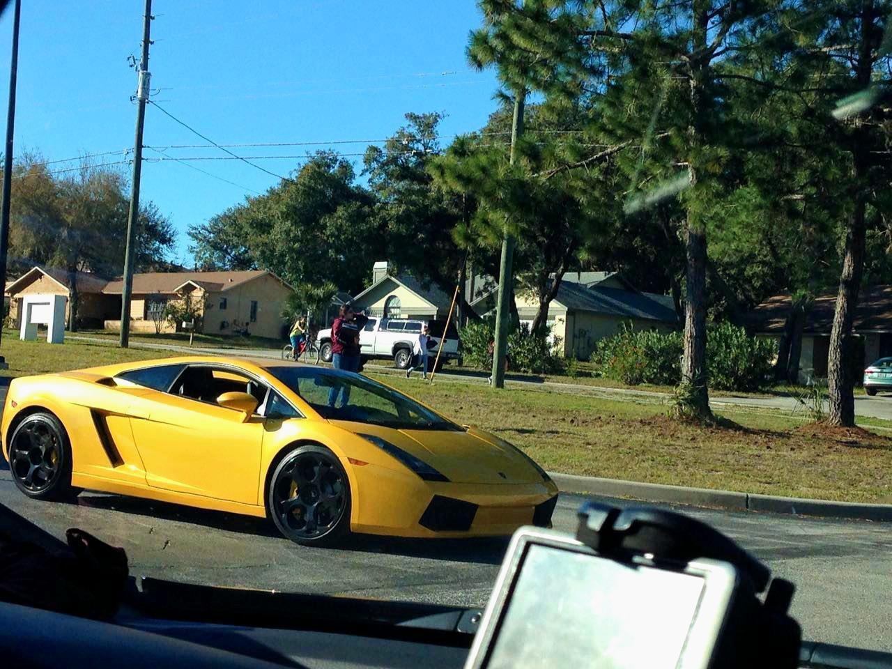 今天开着我的bj40路遇兰博基尼。感觉他的加速真的是特别的猛。就是不知道比起纯电