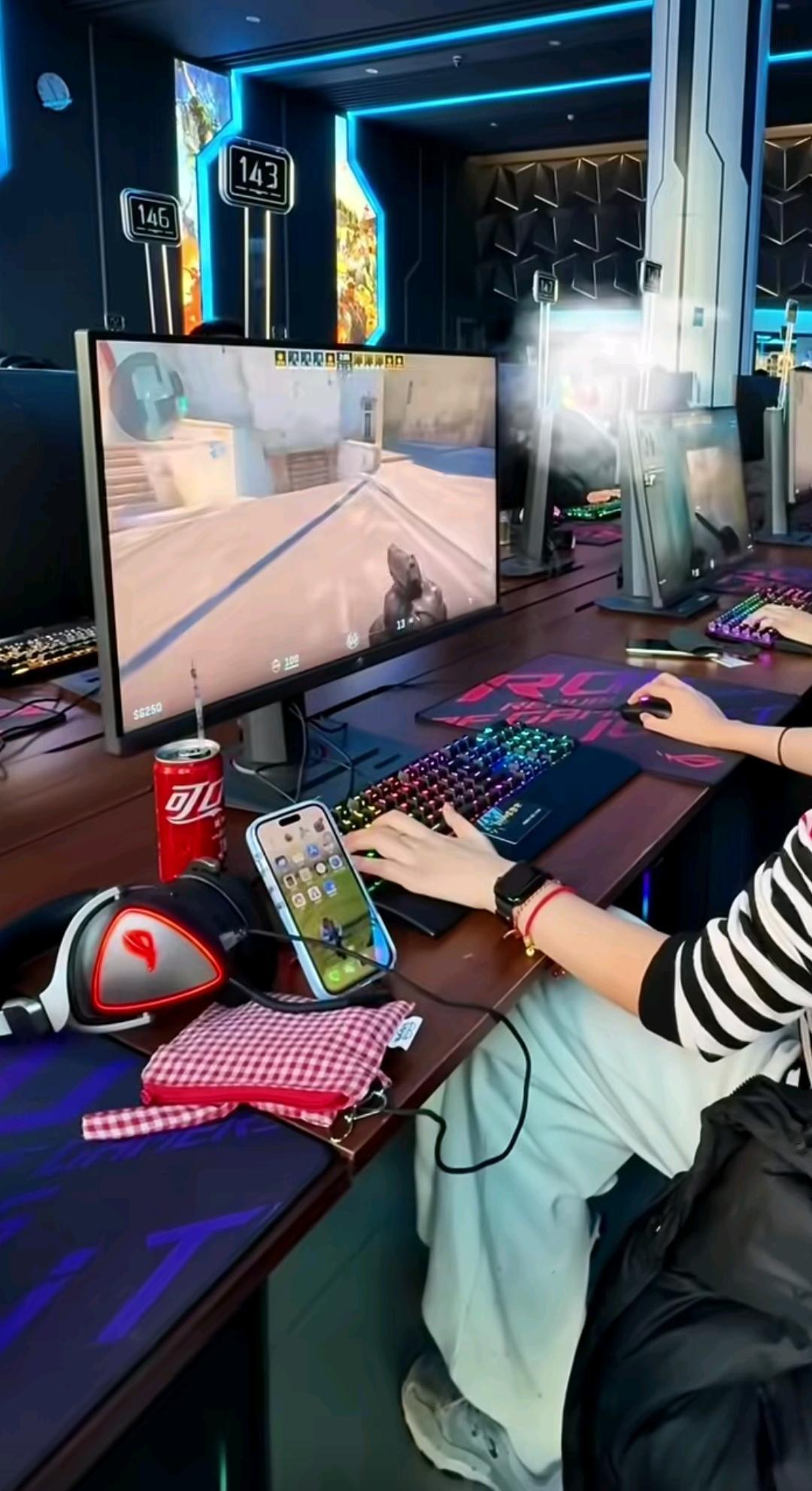 朝鲜的第1家网吧正式开始对外营业！不少在朝鲜平壤的留学生都去网吧上网去了！该网