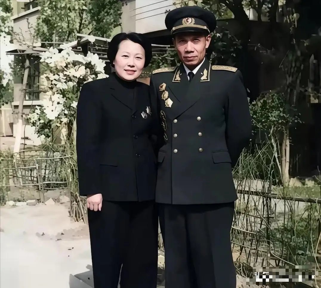 1955年，吴信泉和夫人同框，他的夫人也太美了，仪态端庄大气。