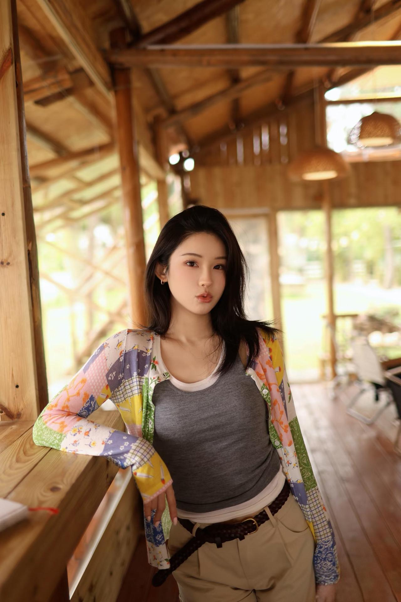 竹影摇曳间，少女倚栏立