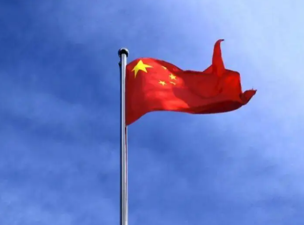 很多人讨论过往战略得失，关注点总放在南海岛礁建设、中美芯片博弈上。但有个容易被忽略的关键：我们对美国