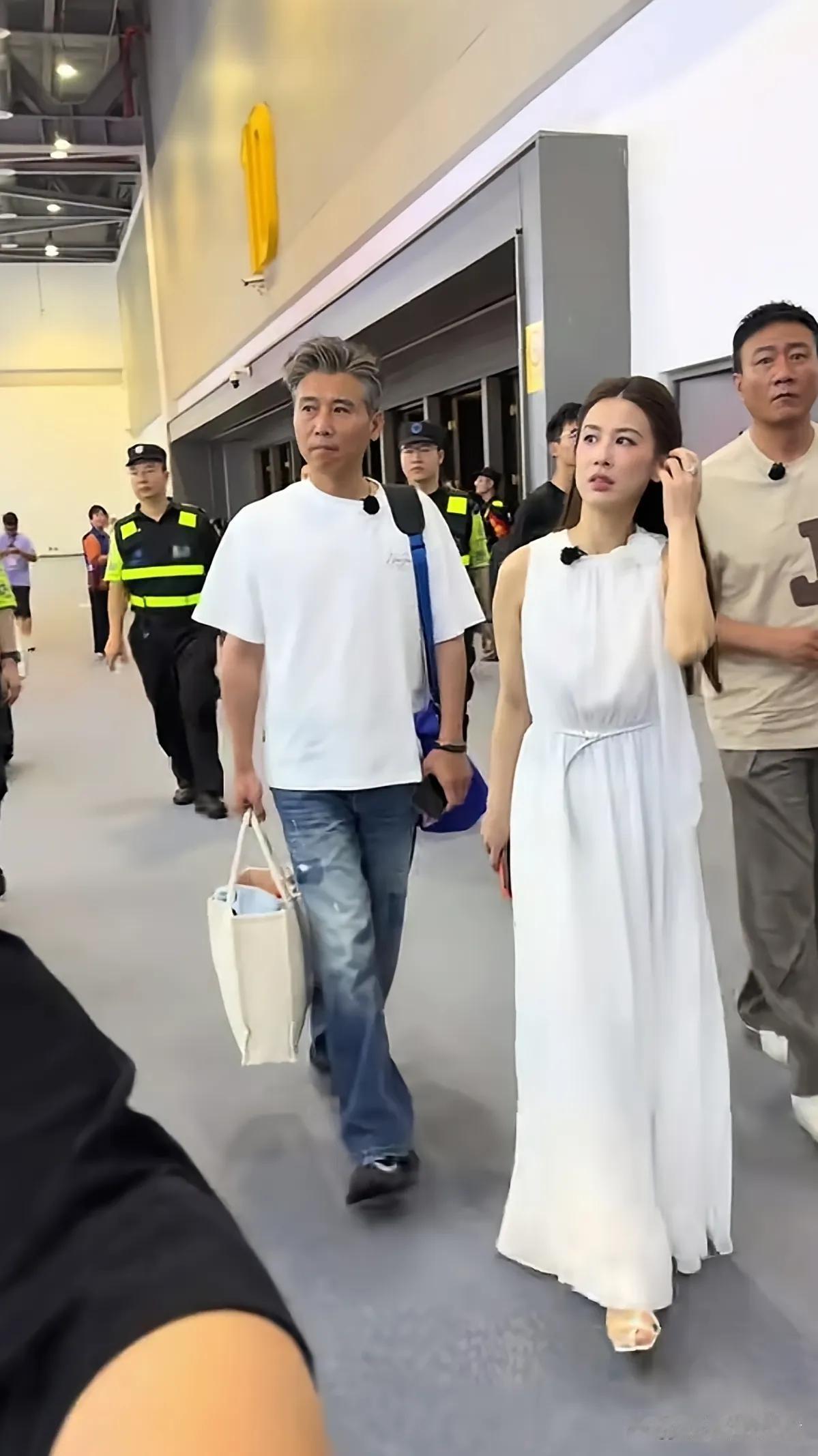 事实证明，绿叶跟着红花走