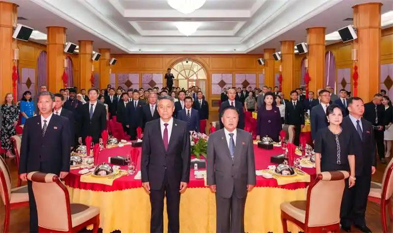🐼就在李在明选择缺席我国阅兵活动，降格处理我国邀请之后，我国驻朝鲜大使馆举