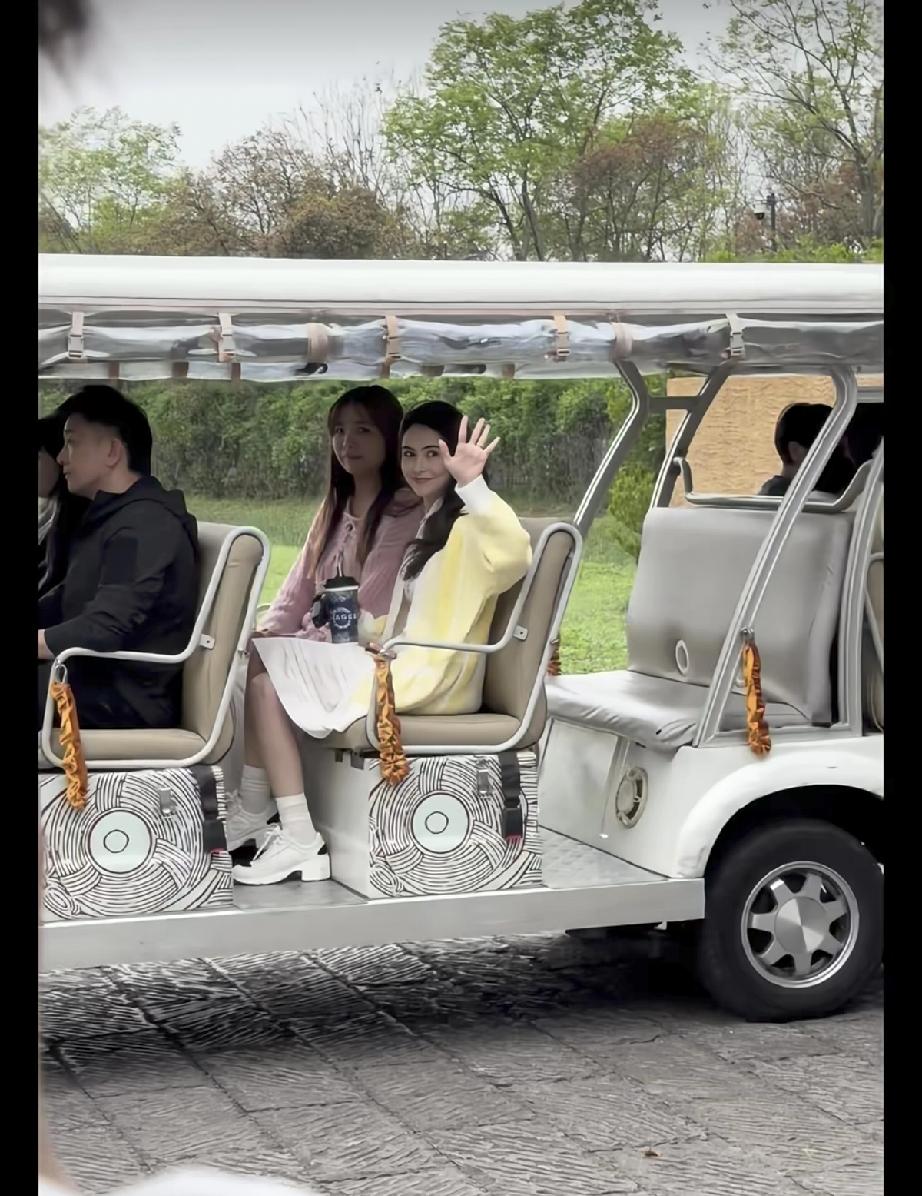 4月3日，周杰伦杭州演唱会现场，昆凌带着大女儿海瑟薇和周杰伦的母亲叶惠美现身第1