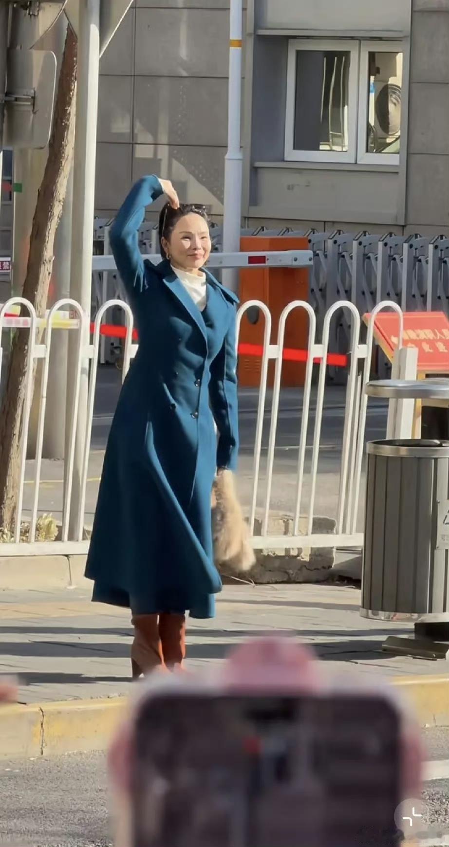 伊能静被网友用苹果原相机拍到的真实颜值简直惨不忍睹，浓浓地大妈一枚，网友说她像大