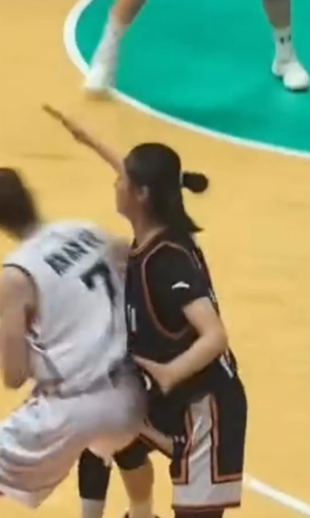 王思雨没有和陈教练握手，事出有因。四川女蓝战胜江苏女蓝后，四川女蓝的