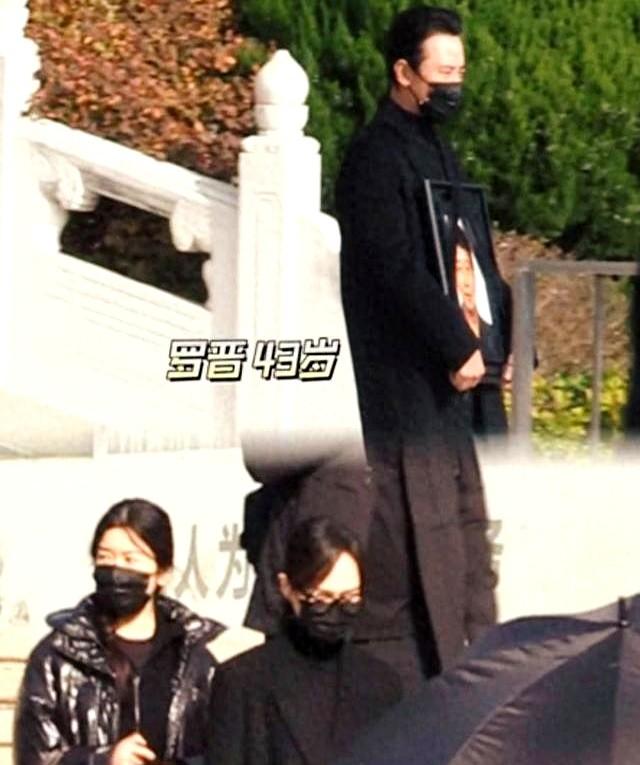 看照片她一直低头抹泪。罗晋在北京专心照顾了病重的父亲一年多，唐嫣就留在上海带