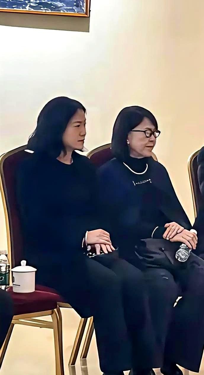 翁帆和母亲坐一起，母亲竟显年轻。这反差令人心头一颤！当翁帆因杨老离世而日渐消