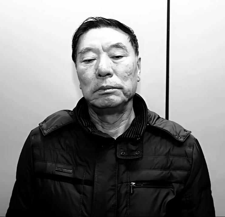 1993年，陈志伟在歌厅跟人抢话筒，火冒三丈拔枪走火，崩死个19岁女孩。离谱至极