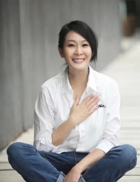 2011年，身价过亿的钟小江向41岁的刘若英求婚，谁料刘若英提了三个正常男人都不