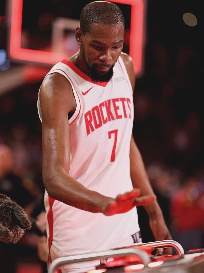 杜兰特在自己的播客节目中谈到自己的未来。当被问及自己是否回打到45岁时，杜兰特表