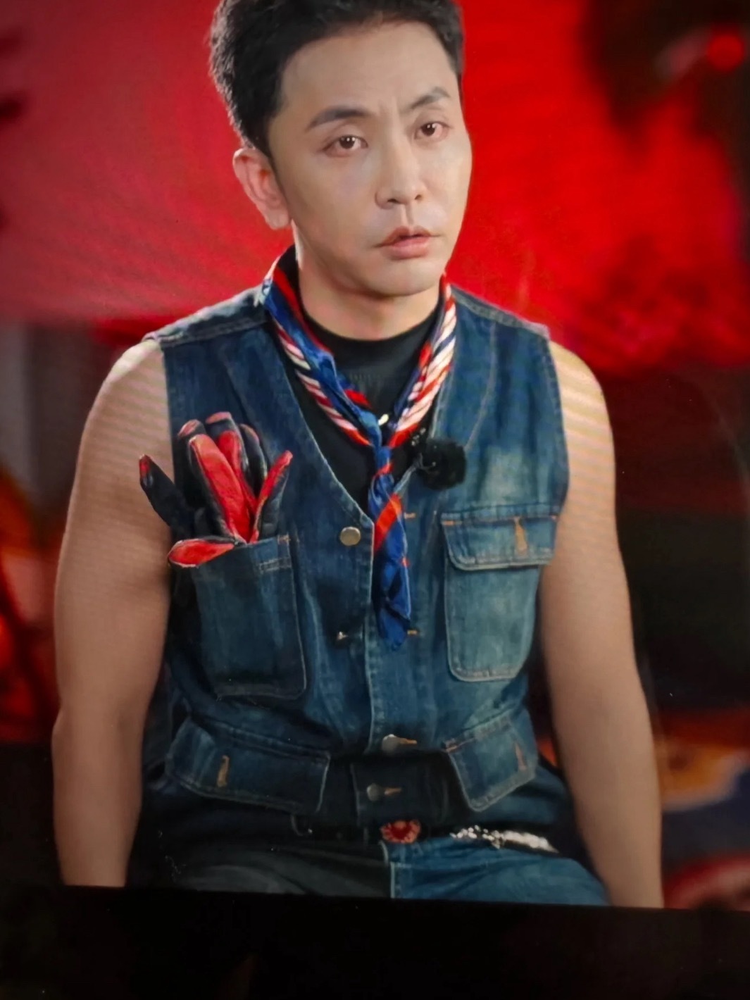 提问：梁淞老师的这个手套是干嘛用的好搞笑​​​