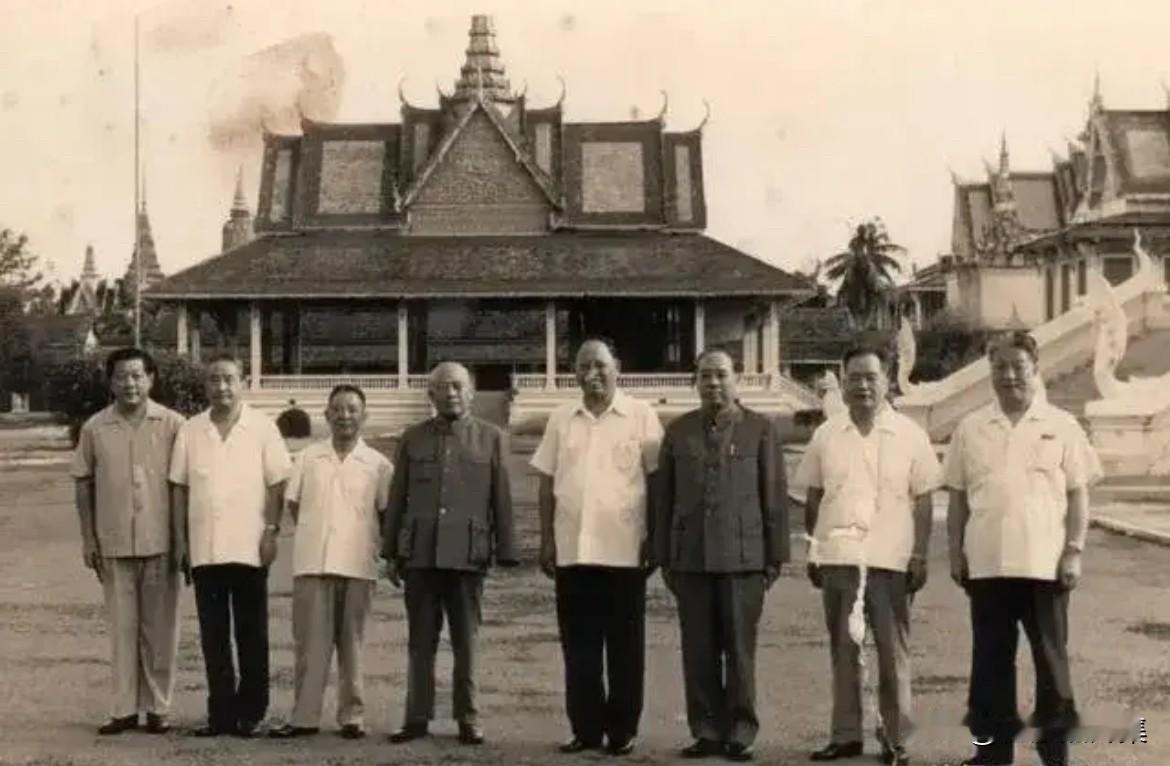 1978年，汪东兴（右三）参观柬埔寨金边王宫之后，和随行工作人员的合影。根据公开