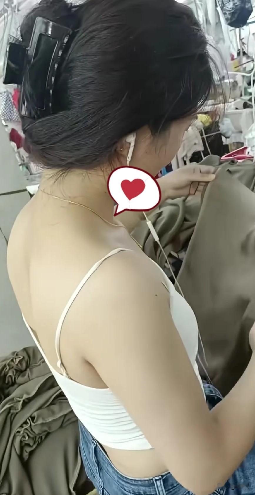 东莞这天气，热得人实在扛不住！汗把内衣都浸透了，黏在身上别提多难受，可老板就