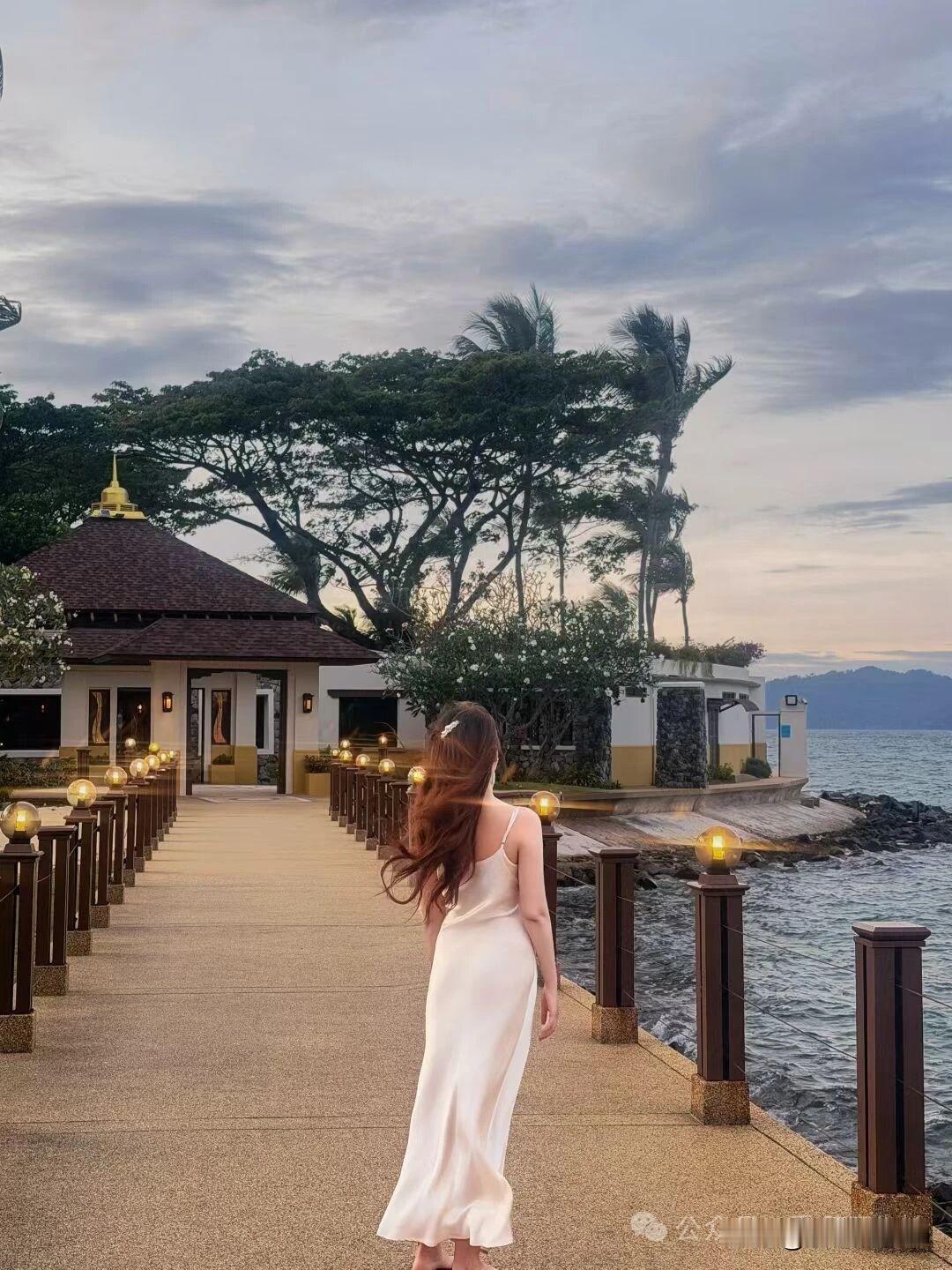 黄昏漫步海边，裙摆随风飘扬，感受宁静与美好。女生怎么穿搭会看上去很优雅半身裙和