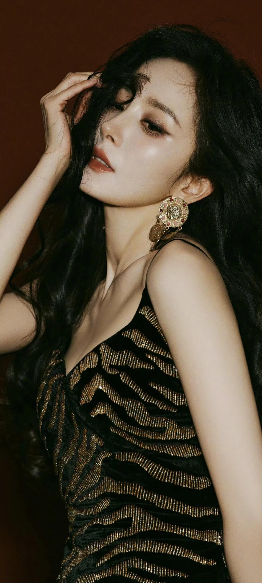 杨幂这组复古大片太有张力✨黑金色斑马纹吊带短裙，搭配复古华丽的鎏金耳饰，大波浪