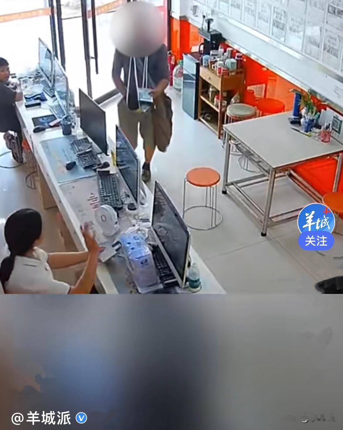 近日，湖南常德澧县，一名男子走进沿街店铺，张口就向店员要钱乞讨，店员出于礼貌，直