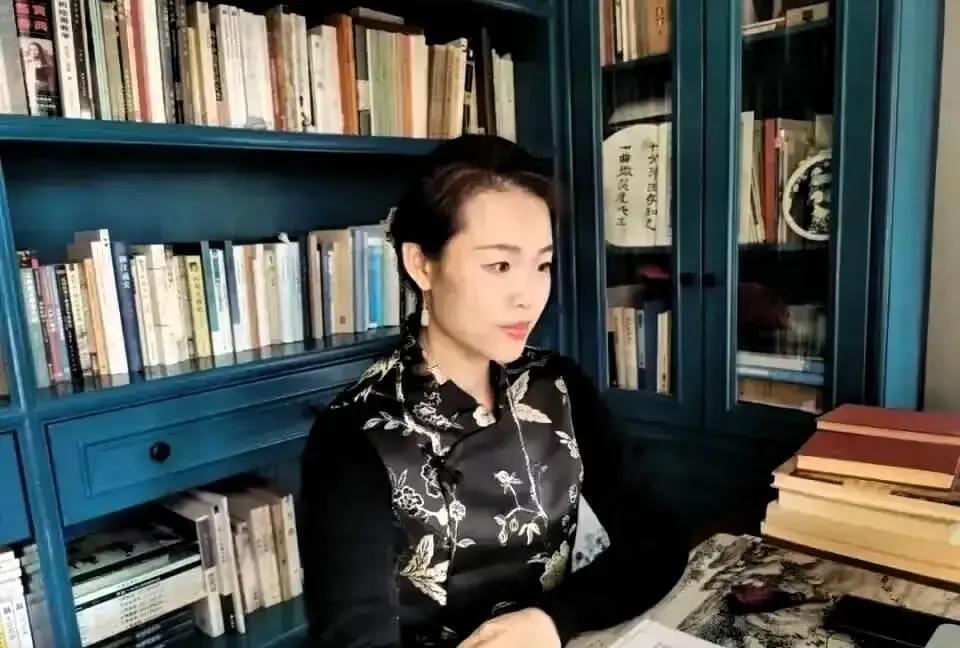 再不回看，你会错过真相。庞家后人一句“采访不合规”，徐莺连发百条怒怼，书香