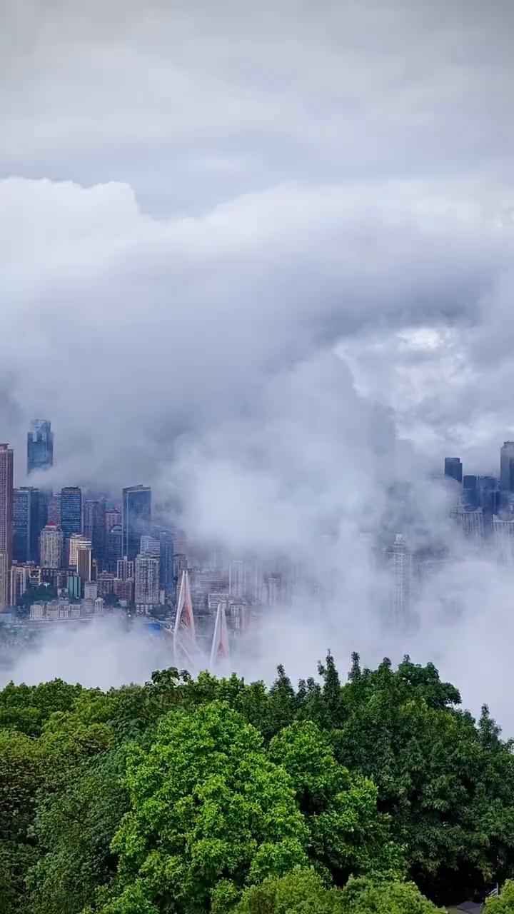 谁能想到2026年重庆的夏天直接精神出走了。往年40°C+的火炉模式一键下线，取