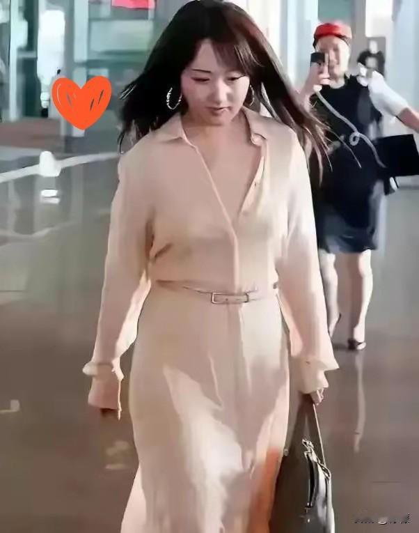 杨钰莹今年53岁，在深圳住着一套3000万的顶楼豪宅，现在她最上心的事，就是在