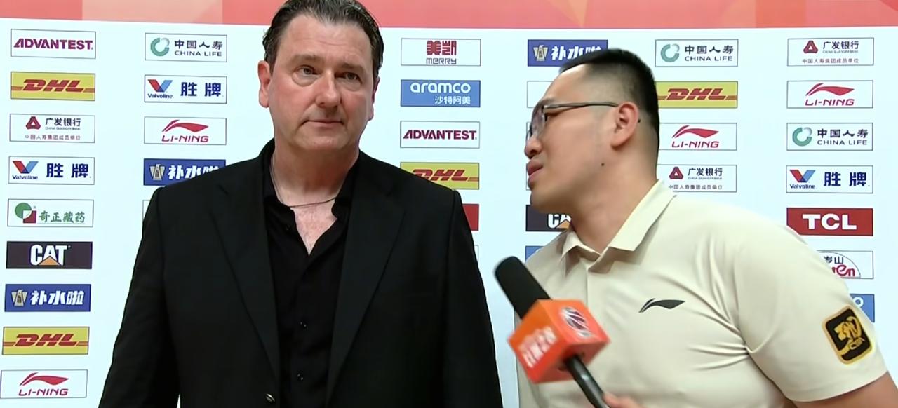 4月13日晚，福建队98：97，以1分险胜浙江稠州男篮。赛后主教练凯撒接受采访很