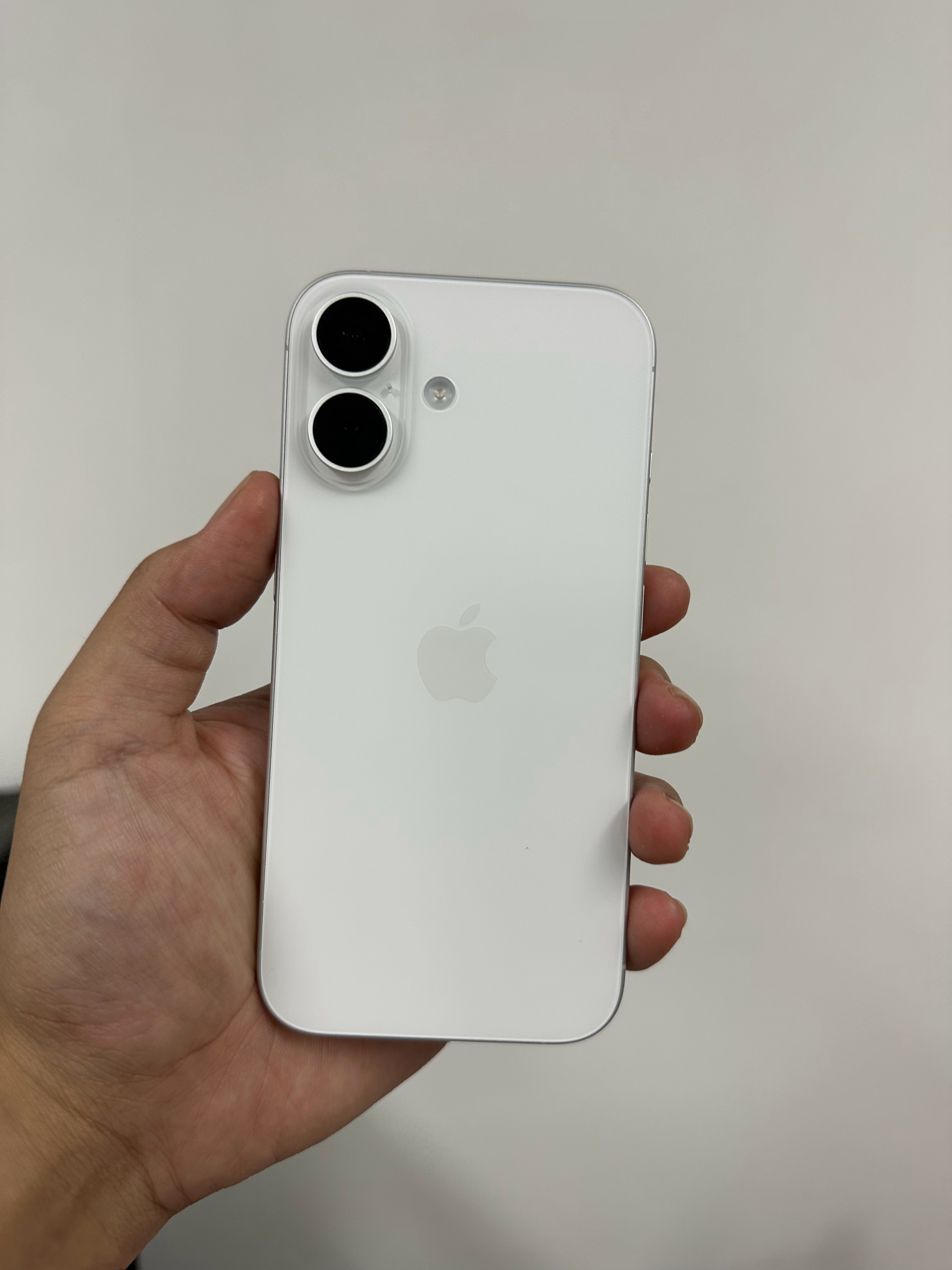 第一次见京东方的屏幕出现在iPhone16标准版上目测观感比LG强，弱于三星看