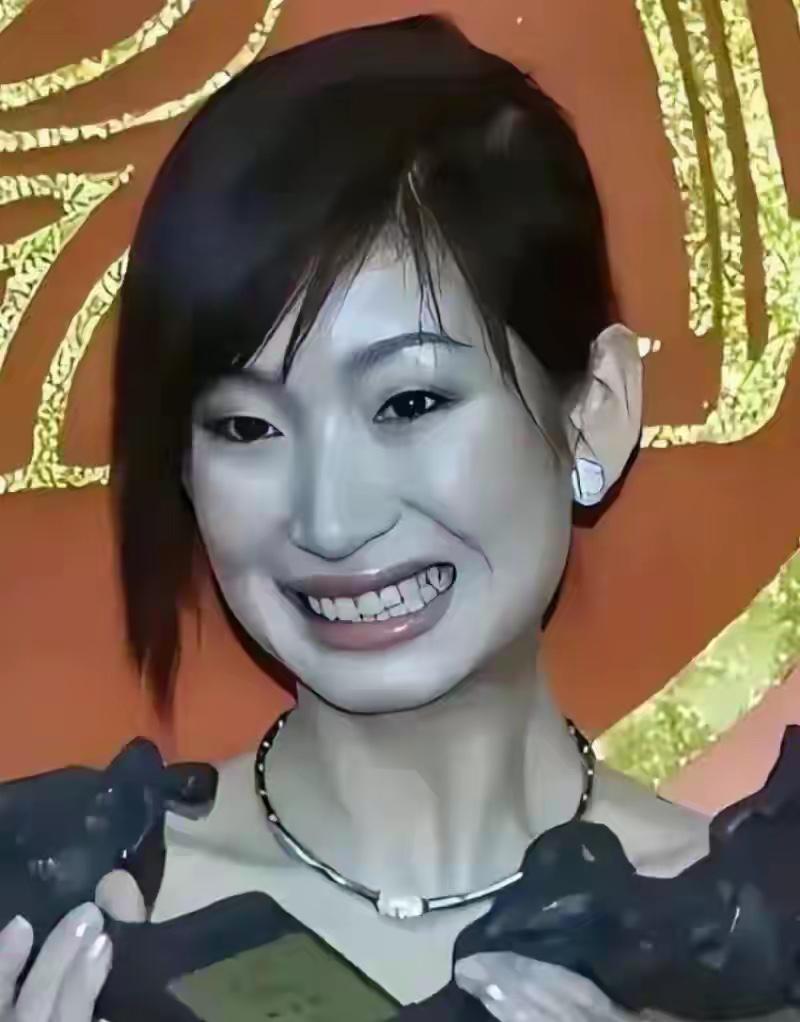 秦海璐真的是年纪越大越好看了。你说她变了很多吧，可是除了双眼皮别的地方好像也没