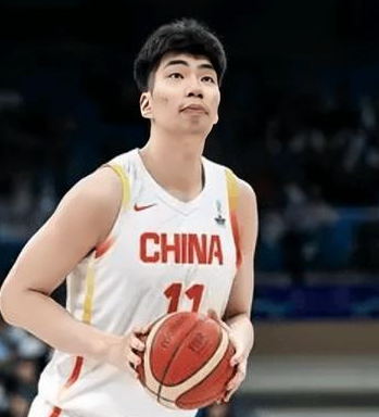 中国男篮球员余嘉豪辗转3万里转机5次和中国男篮完成了汇合。中国男篮世预赛第二阶段