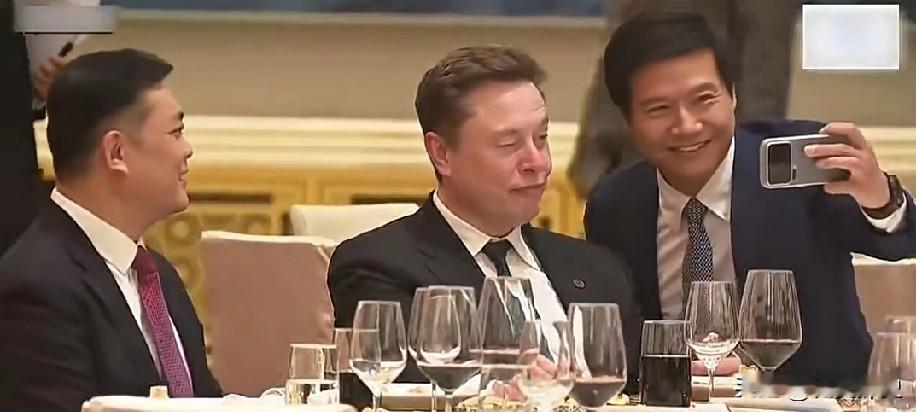 “吃货”马斯克来西安猜一猜会不会吃“西安羊肉泡馍”！在国宴上不是沟通交流，而