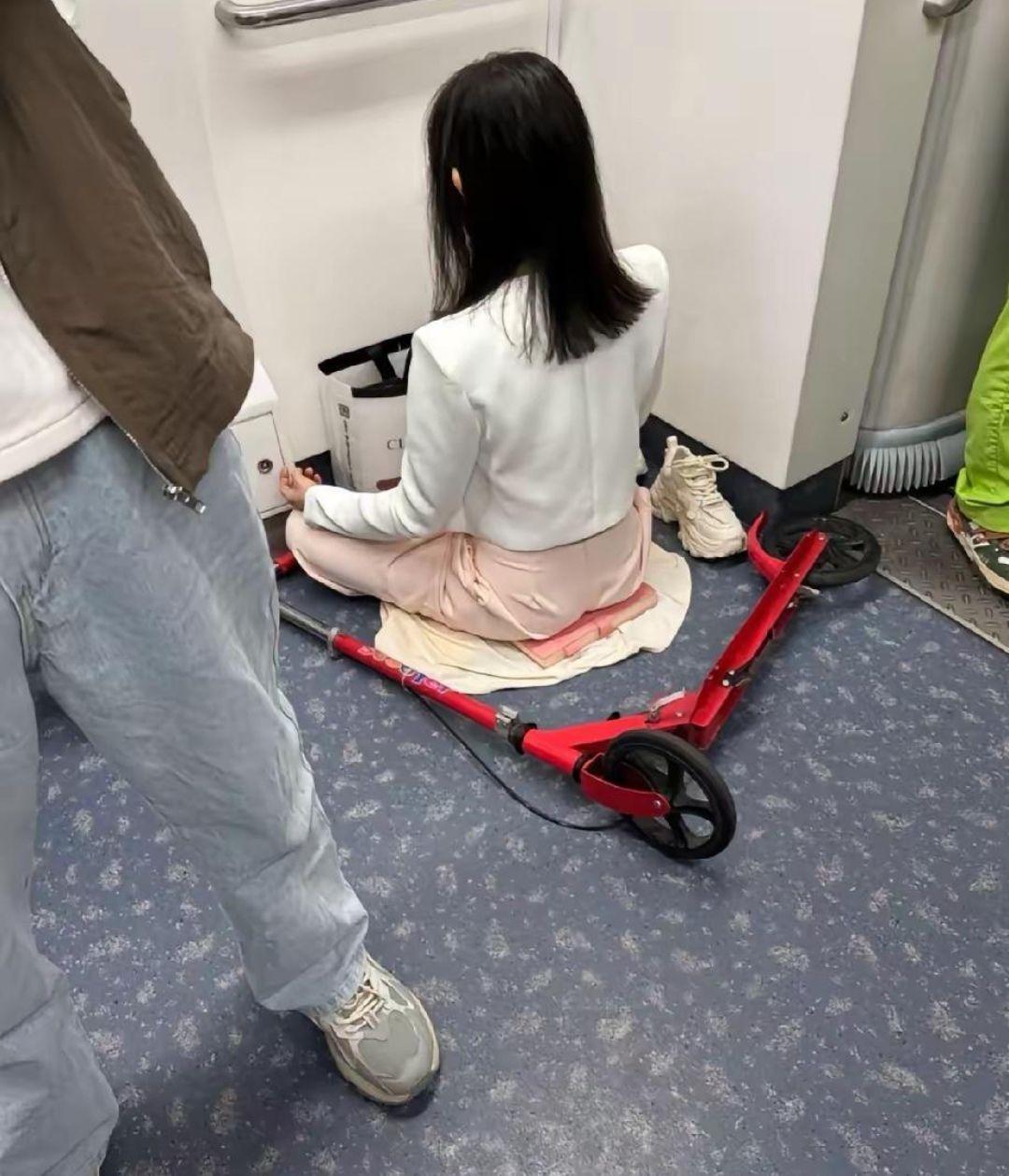 地铁上遇到的，她在干啥