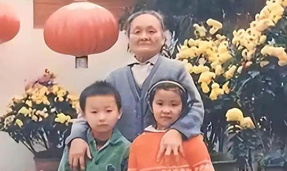 四川成都有1保姆在雇主家干了44年，照顾了三代人。没想到有一天，雇主突然对她说：