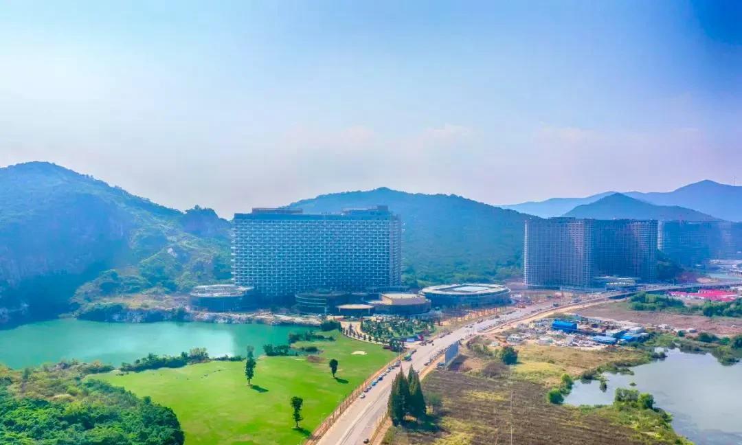 湖州虽然没有太湖湖面水域辖区，但在环太湖旅游开发上没少花心思。众所周知的太湖龙之