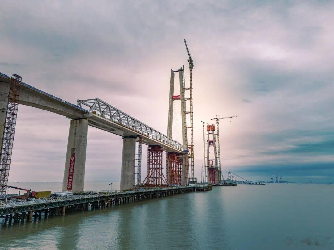 在建大桥完整解答一、位置确认你说的杭州湾跨海公路大桥西侧正在施工的桥，正式名称：
