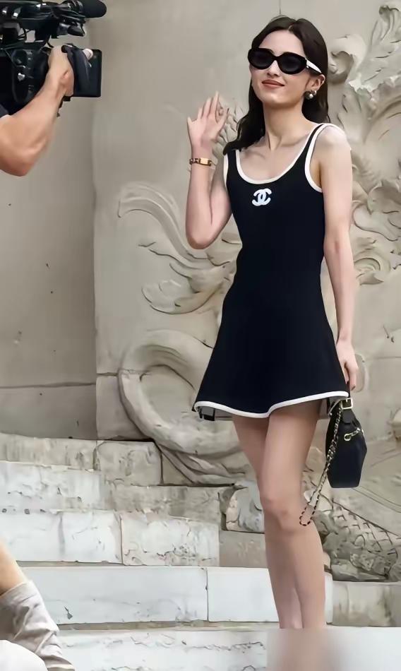 张子枫和单依纯同框！两个小姑娘颜值都很高呀，身材也都很好，张子枫穿着黑色吊带运