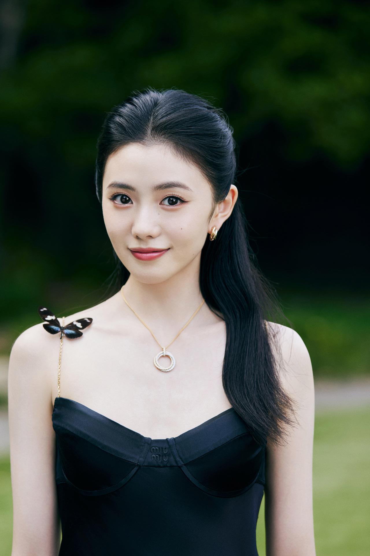 轻盈灵动自成光，刘浩存解锁纯粹美感