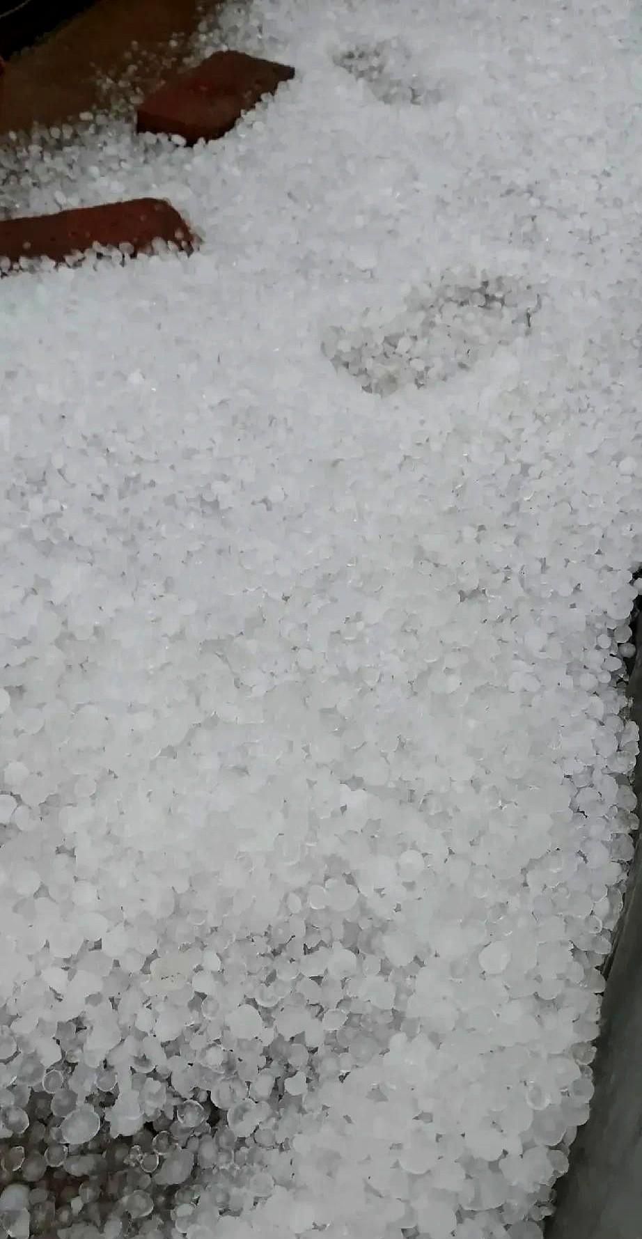 昨天下午河北东北部遭遇强对流天气，迁安、昌黎狂风暴雨加冰雹，农作物又遭殃了！图