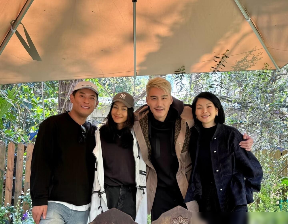 吕燕跟胡兵坐一块儿，我第一眼没认出来。记忆里那个塌鼻梁小眼睛的姑娘，现在眼角眉梢全是钩子，比当年同台