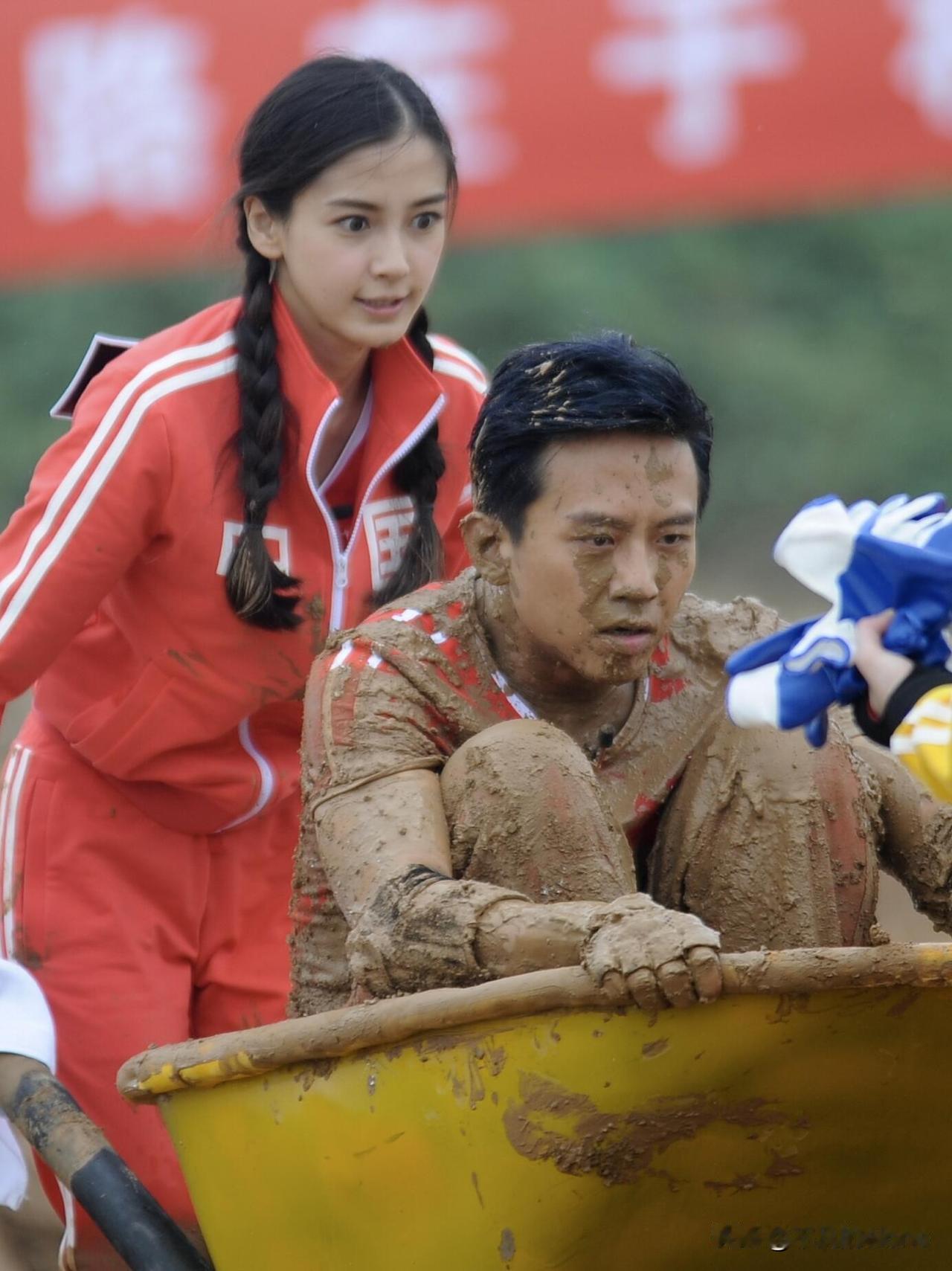 突然刷到综艺《奔跑吧》早期的录制花絮照片，照片上有两人，分别是杨颖和邓超。邓