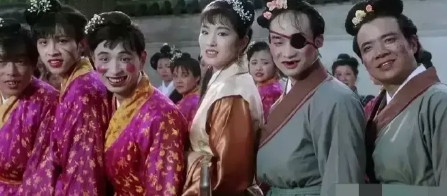1993年，巩俐受周星驰邀请，赴港拍摄《唐伯虎点秋香》，刚下飞机，向华强就提着1