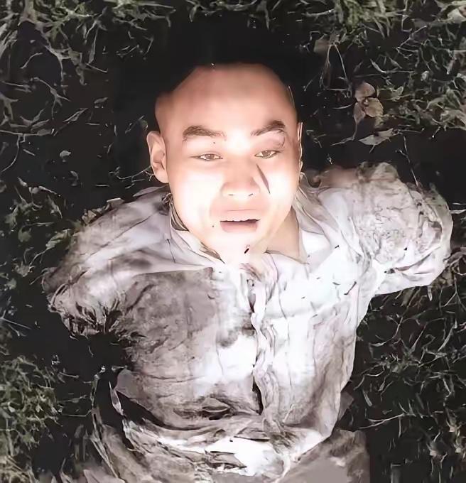 这是台北马场町刑场，烈士聂曦被枪杀后的遗照，这并非演员扮演的，而是货真价实的历史