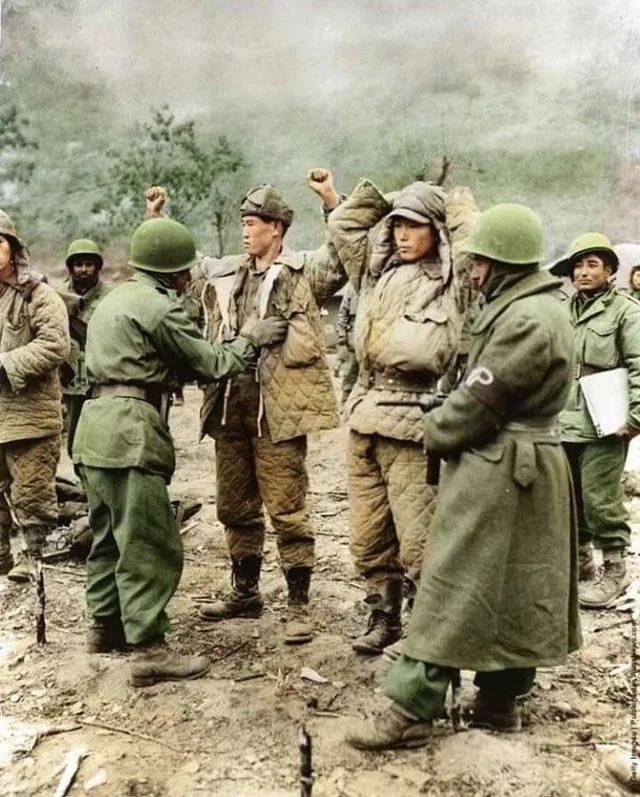 1950年|在朝鲜作战的土耳其旅正在搜查投降的北朝鲜士兵的身体。（彩色修复照