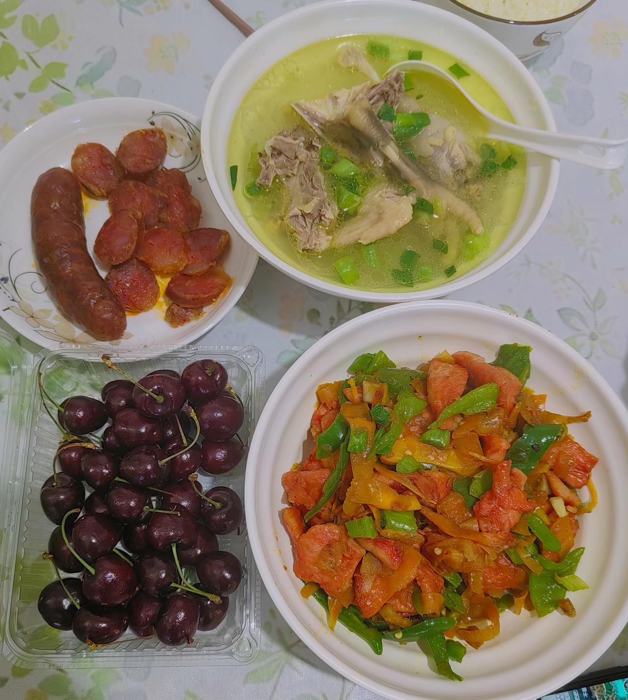 这样的美食你们爱吗？香肠是自己灌的我觉得味道非常好。