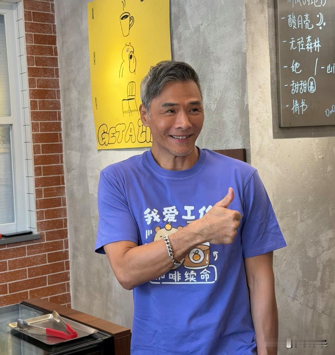 63岁的香港明星林伟出现在珠海的一家咖啡馆里。他看上去比从前苍老了许多，头发和胡