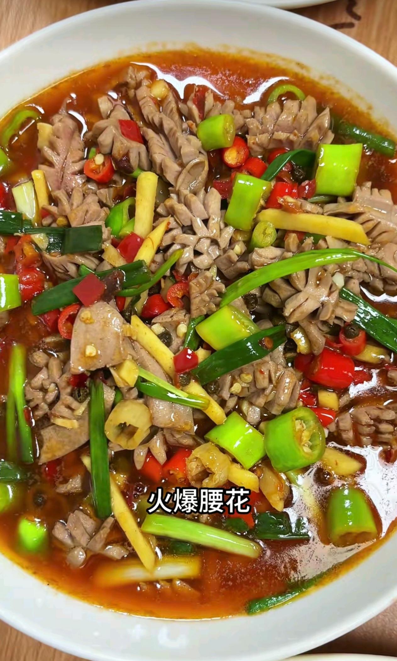 酷暑天做饭格外辛苦，心疼婆婆，客厅装上大空调，厨房也能凉快些。一桌家常菜色