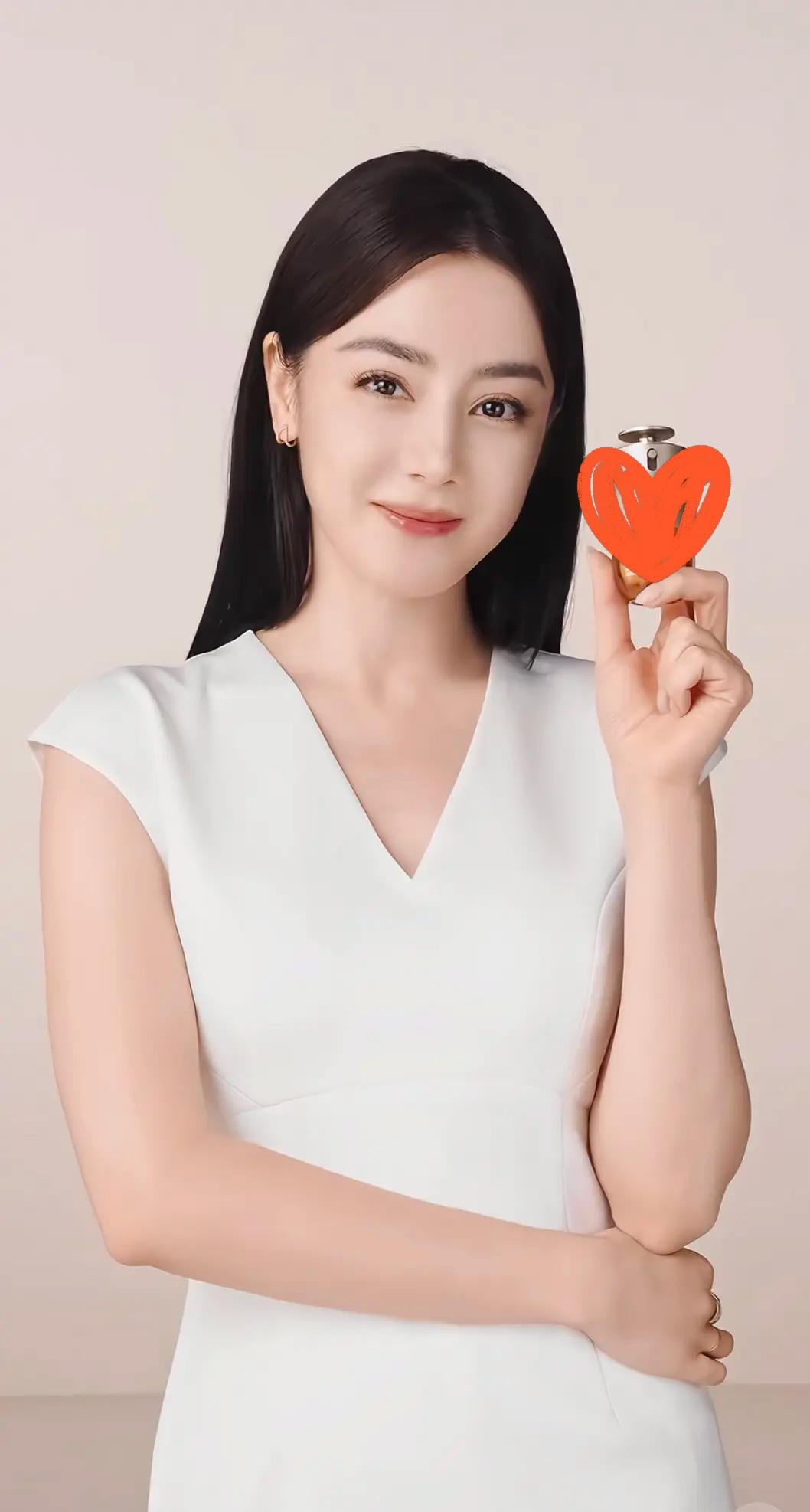 热巴已经很久没有给人惊艳的感觉了。说胖吧，她体重应该没多胖；说肿吧，也不像那种