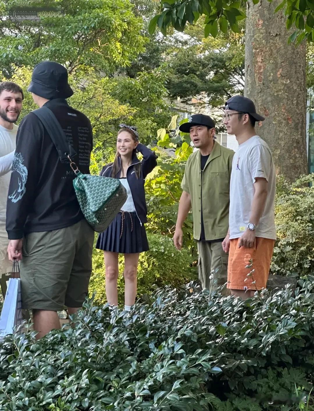 周杰伦和老婆现身日本代官山，昆凌好漂亮，皮肤超白，大眼高鼻，身材很瘦，比例匀称，