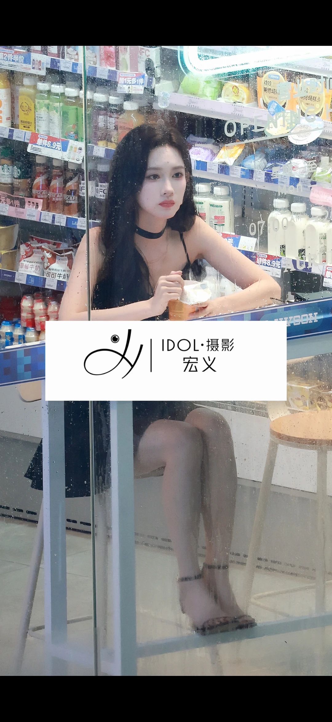 孟子义吃泡面看着小丁坐宾利